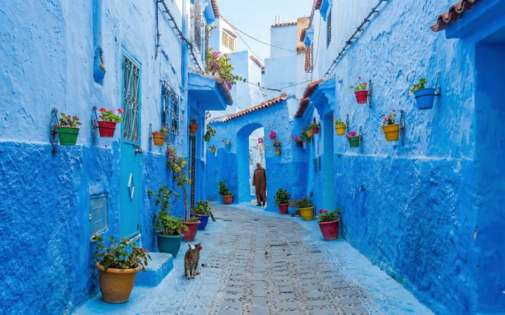 Ruelle de la médina bleue de Chefchaouen dans les montagnes du Rif