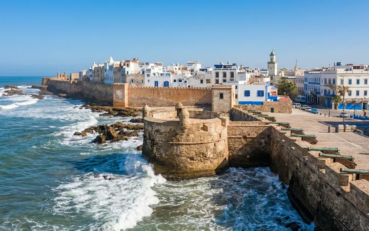 Remparts de la Skala de la Ville à Essaouira avec vue sur l'océan Atlantique et le port de pêche